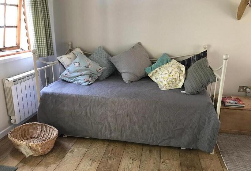 إستوديو قياسى, Stapehill Lodge B&b