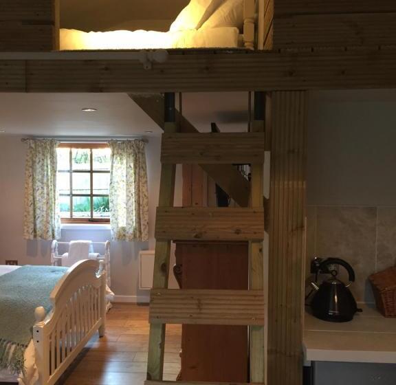 إستوديو قياسى, Stapehill Lodge B&b