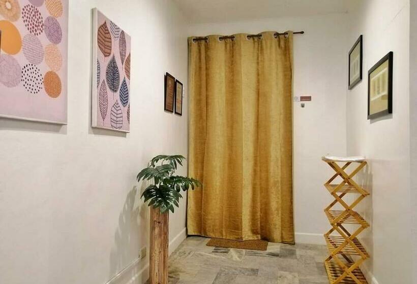 חדר אקזקיוטיב לשלושה, Vg Pension And Residences