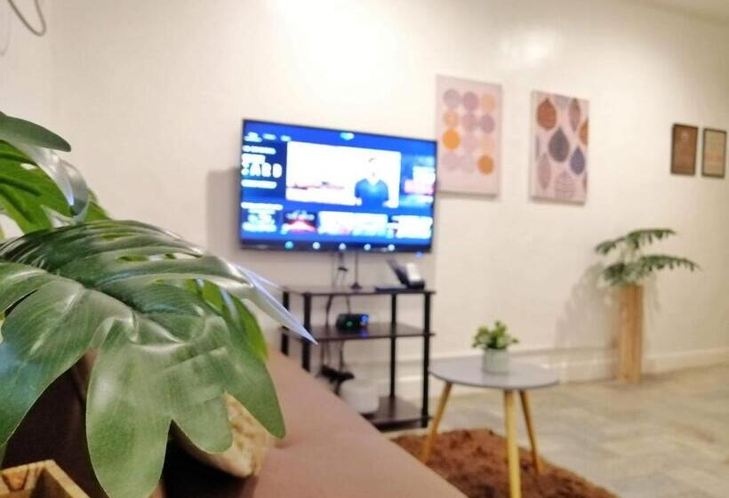 חדר אקזקיוטיב לשלושה, Vg Pension And Residences