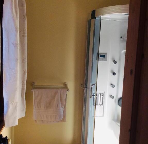 غرفة قياسية ثلاثية, Au Refuge De Blanche