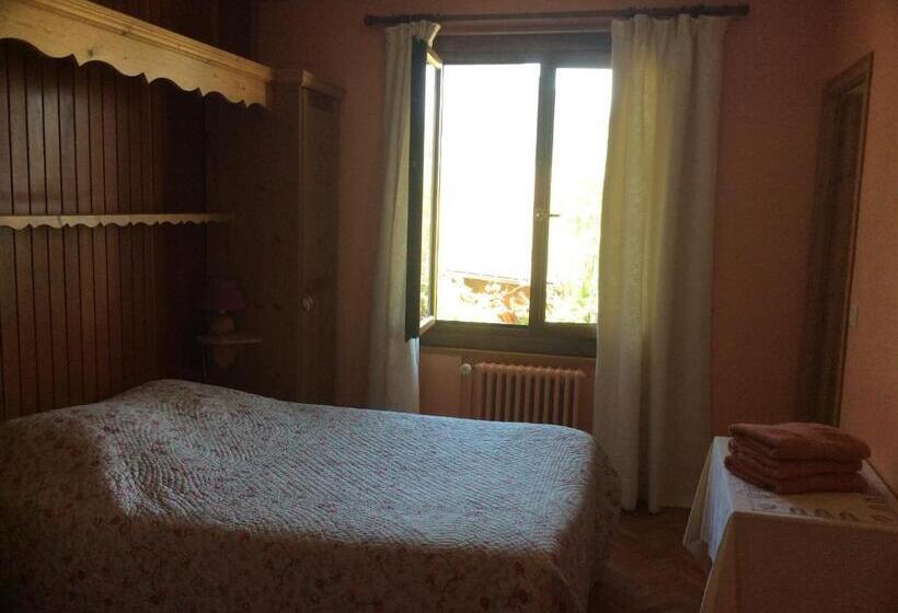 غرفة قياسية ثلاثية, Au Refuge De Blanche