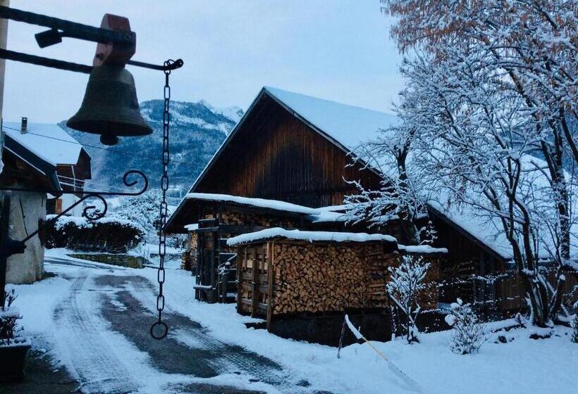 غرفة قياسية ثلاثية, Au Refuge De Blanche