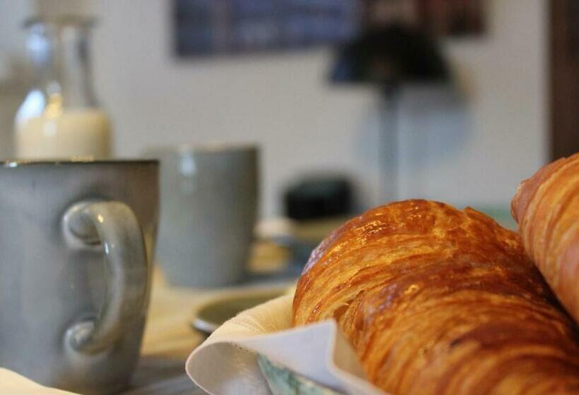 جناح مطلّ علي الحديقة, Le Chemin Du Village