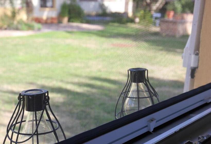 جناح مطلّ علي الحديقة, Le Chemin Du Village