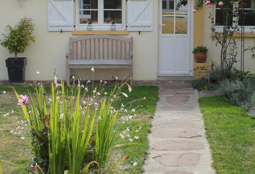 جناح مطلّ علي الحديقة, Le Chemin Du Village