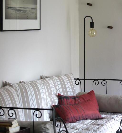 جناح مطلّ علي الحديقة, Le Chemin Du Village