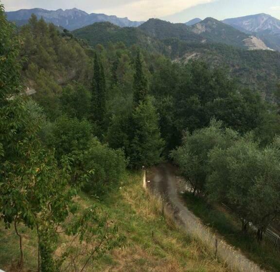 جناح مطلّ علي الجبل, Villa Charlene