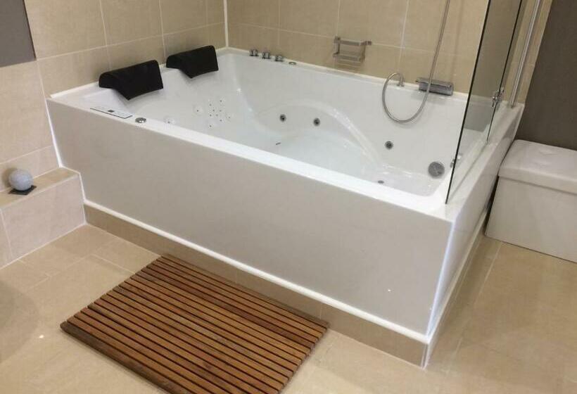 جناح مطلّ علي الجبل, Villa Charlene