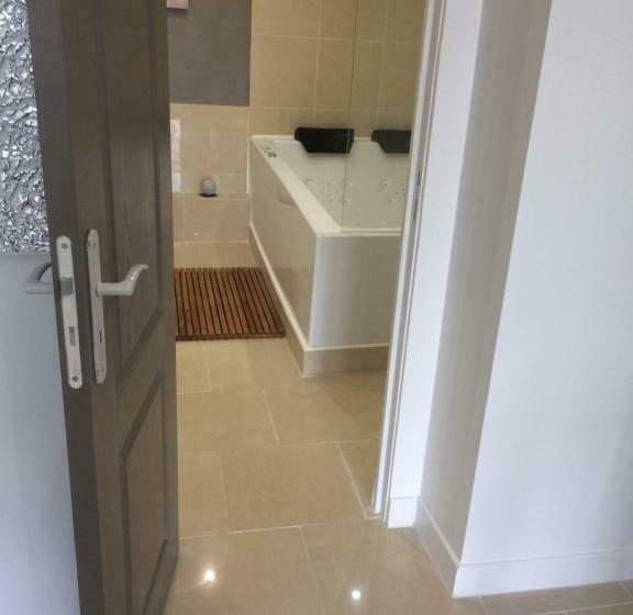 جناح مطلّ علي الجبل, Villa Charlene