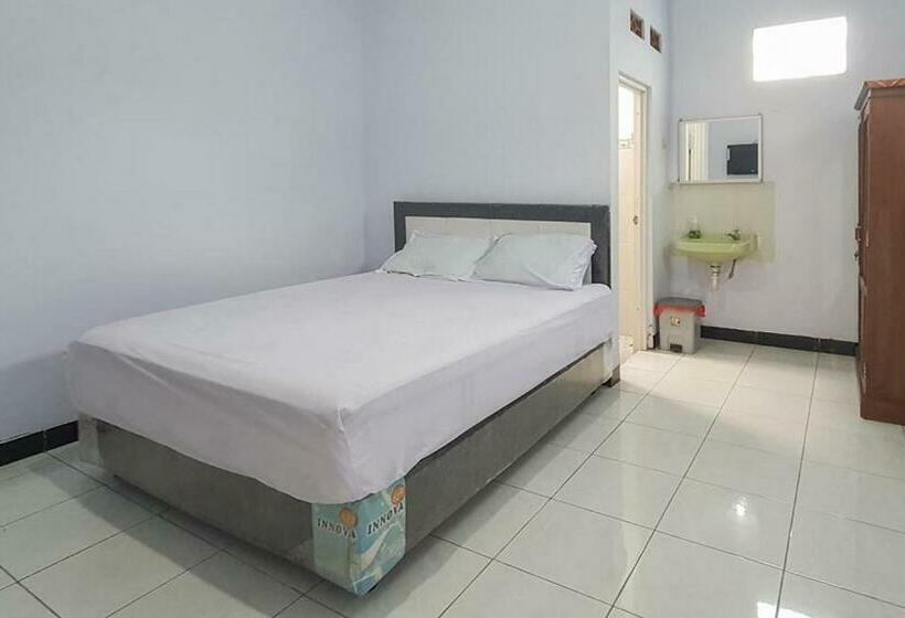 חדר סטנדרט, Angrumba Family Homestay Near Rsud Caruban Mitra Reddoorz