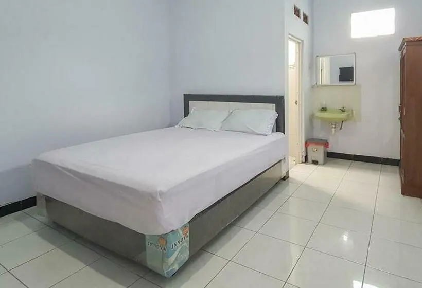 スタンダードルーム, Angrumba Family Homestay Near Rsud Caruban Mitra Reddoorz