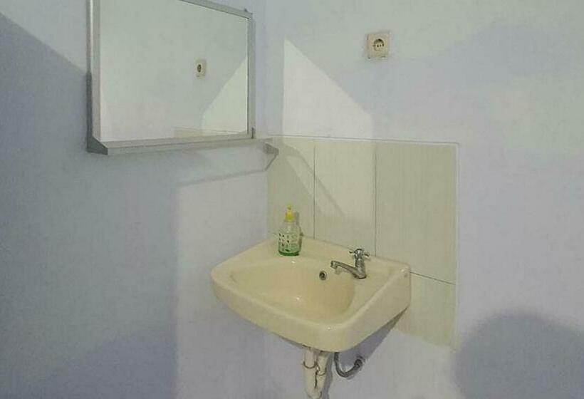 חדר סטנדרט, Angrumba Family Homestay Near Rsud Caruban Mitra Reddoorz