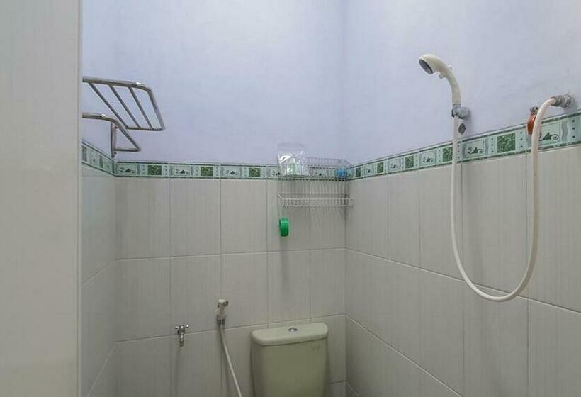 Camera Standard, Angrumba Family Homestay Near Rsud Caruban Mitra Reddoorz