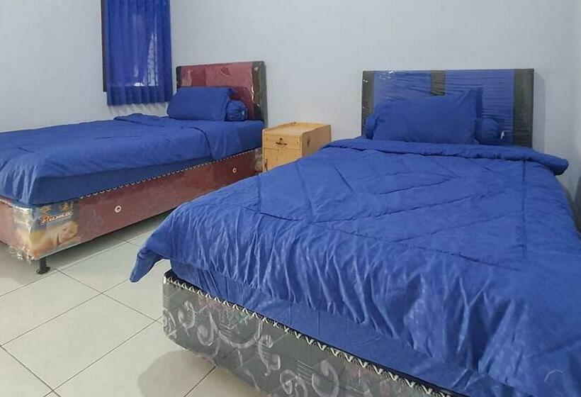 חדר סטנדרט, Angrumba Family Homestay Near Rsud Caruban Mitra Reddoorz