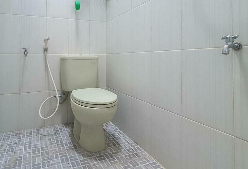 חדר אקונומי, Angrumba Family Homestay Near Rsud Caruban Mitra Reddoorz