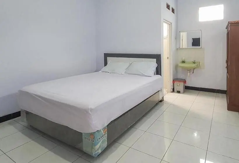 エコノミールーム, Angrumba Family Homestay Near Rsud Caruban Mitra Reddoorz