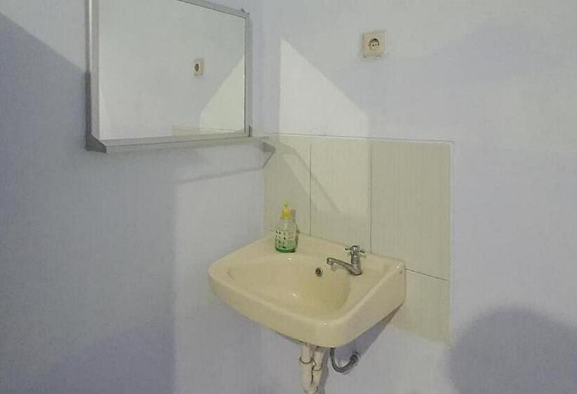 חדר אקונומי, Angrumba Family Homestay Near Rsud Caruban Mitra Reddoorz