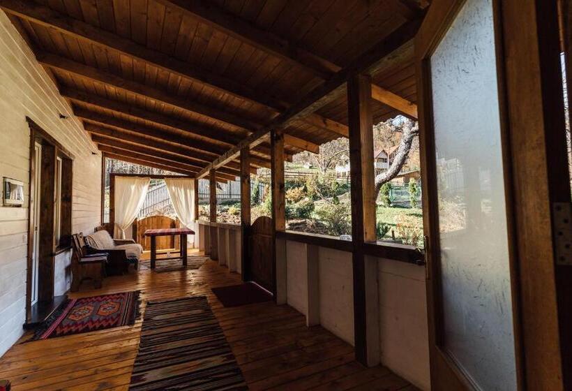 Дом 3 Спальни, хата різьбяра закуток