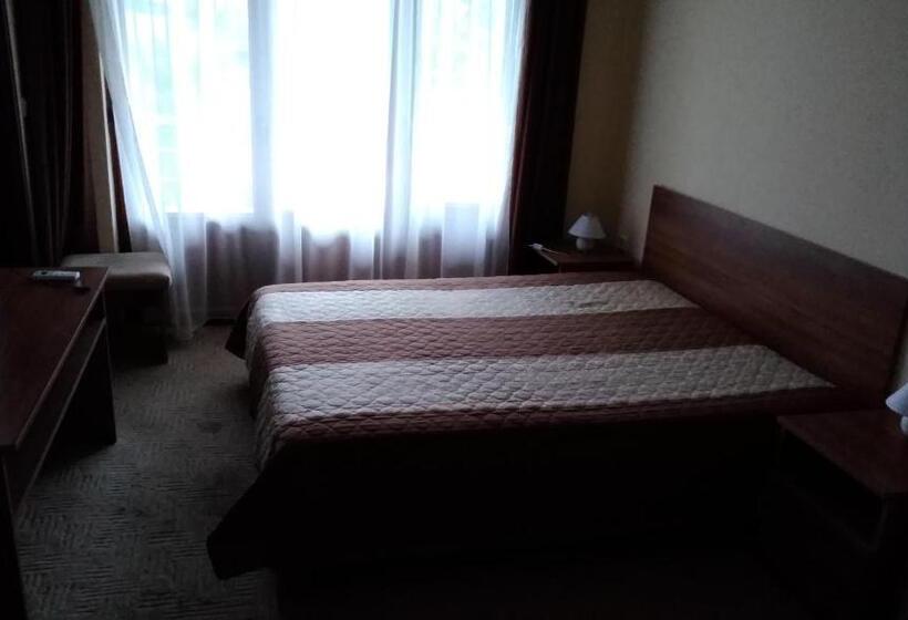 Perhehuone, вила дъбовец