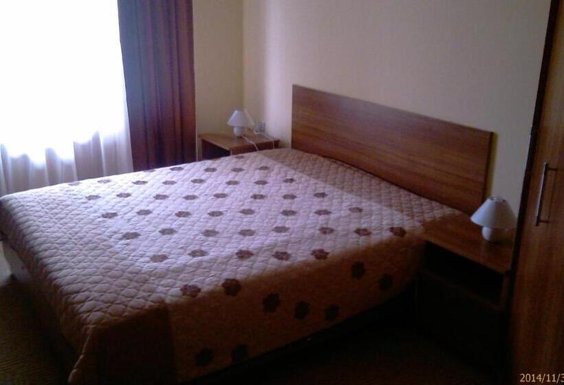 Perhehuone, вила дъбовец