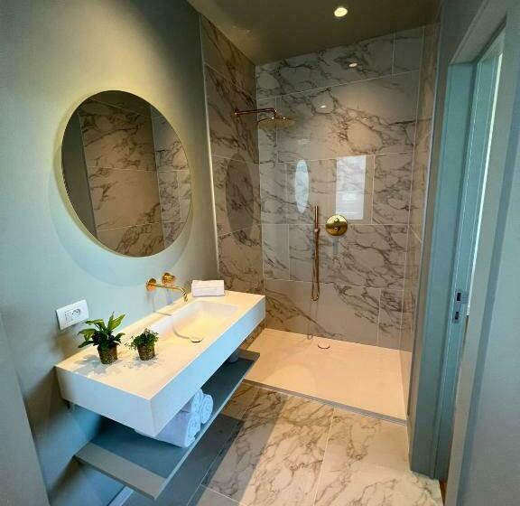 수피리어 룸, Tuss