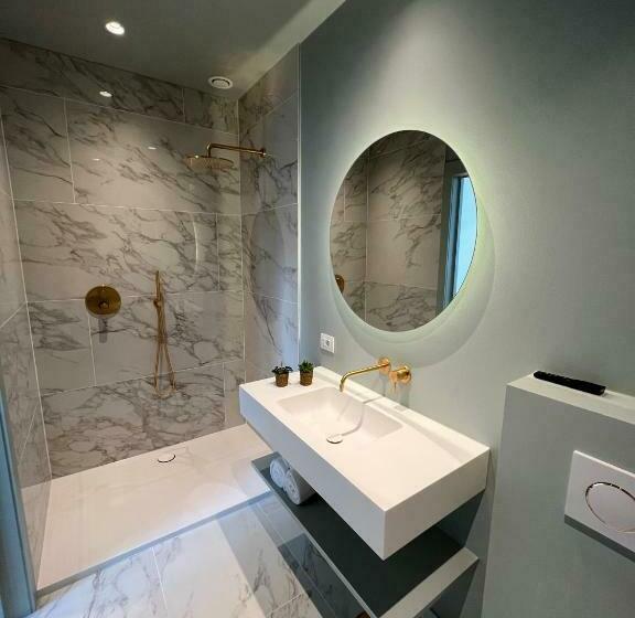 스탠다드 룸, Tuss