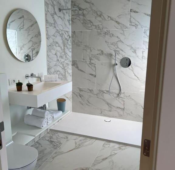 스탠다드 룸, Tuss