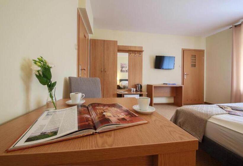 חדר סטנדרט לשלושה, łaziska