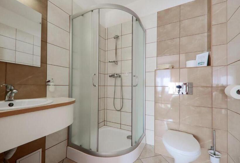 חדר סטנדרט לשלושה, łaziska