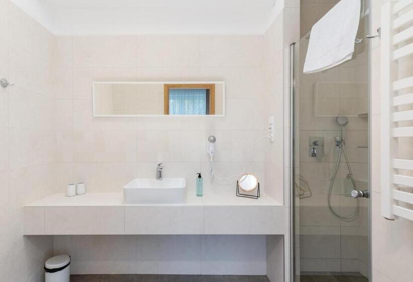 1 Bedroom Apartment Lake View, łaziska