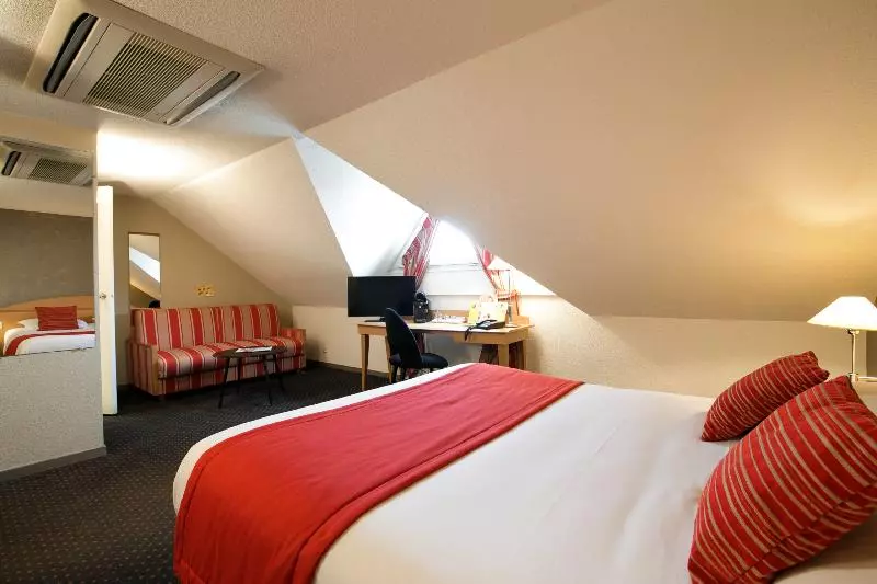 ファミリールーム, Logis Hôtel L Orée De Chartres   Barjouville
