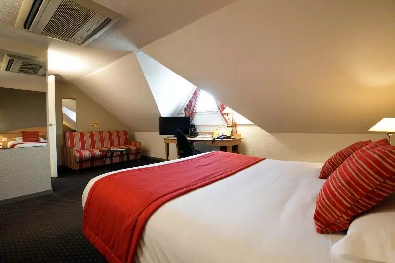 ファミリールーム, Logis Hôtel L Orée De Chartres   Barjouville