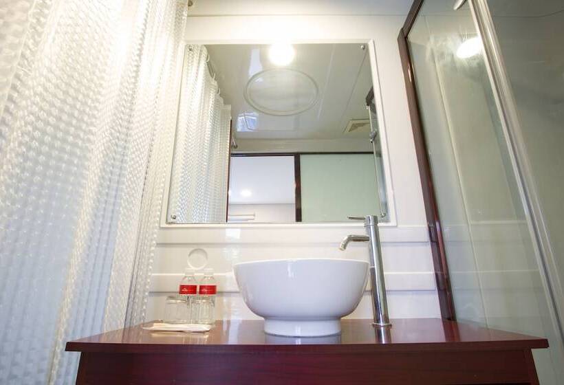 Delüks Oda, Mars City