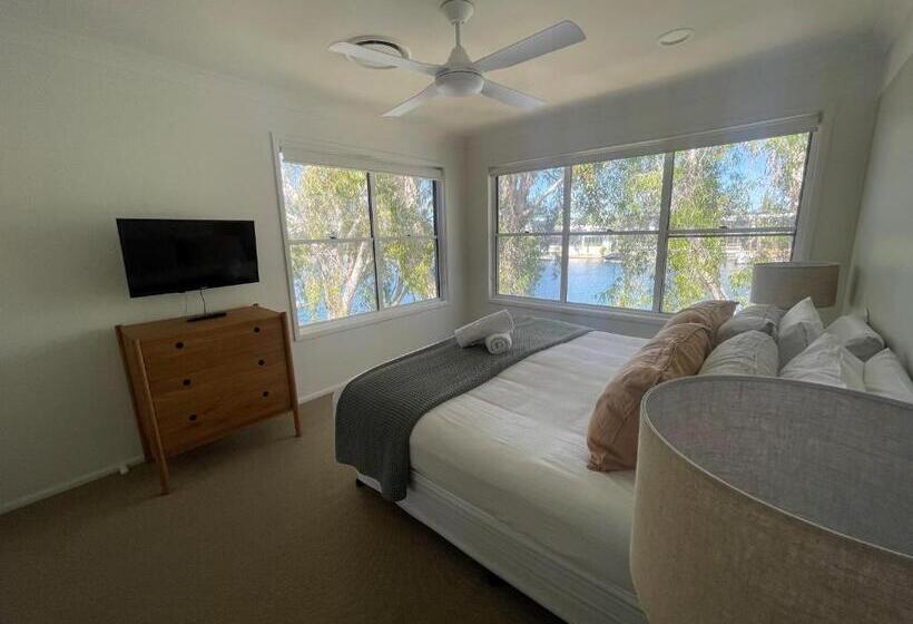 Дом 3 Спальни, Noosa Entrance Waterfront Resort