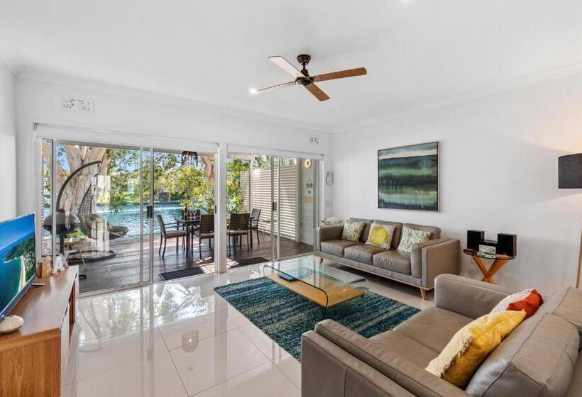 Дом 2 Спальни, Noosa Entrance Waterfront Resort