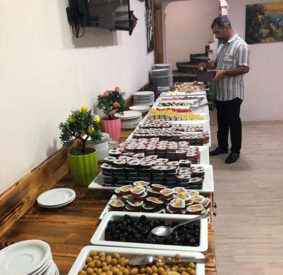 اتاق خانوادگی, Reydel