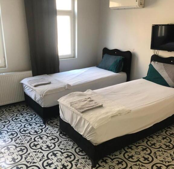 اتاق خانوادگی, Reydel