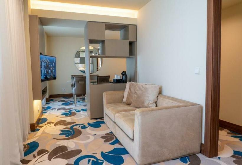 جناح, Smy Lisboa