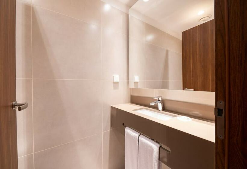 جناح, Smy Lisboa