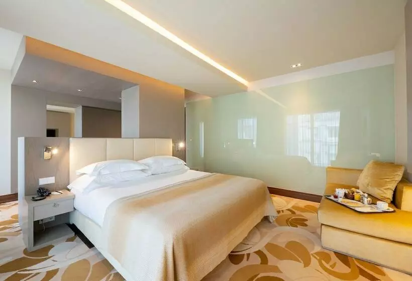 اتاق لوکس, Smy Lisboa