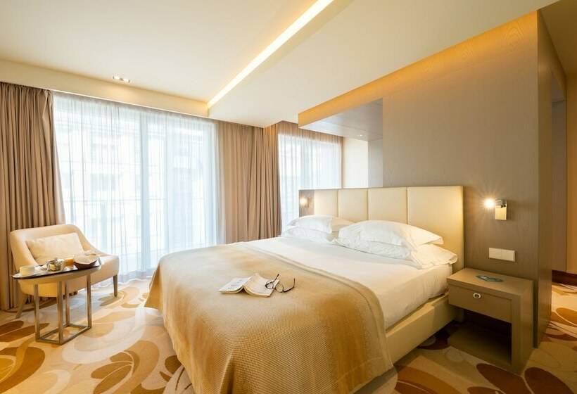 غرفة ديلوكس, Smy Lisboa