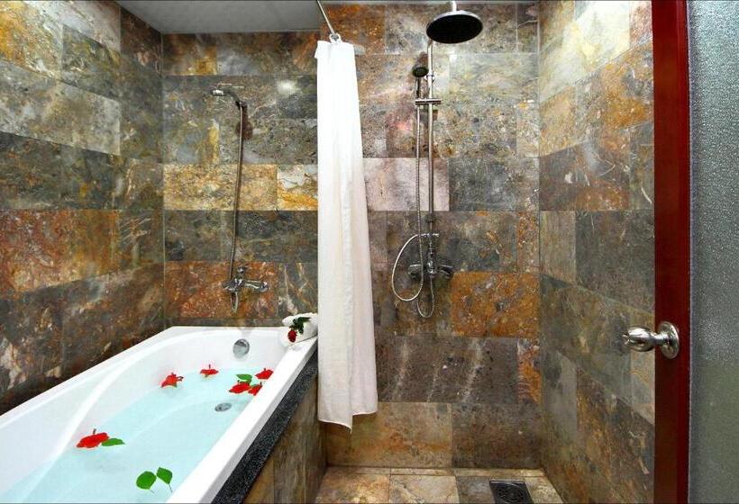 اتاق لوکس سه تخته, Sunshine  Hoi An