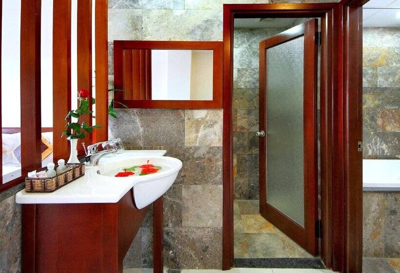 اتاق لوکس سه تخته, Sunshine  Hoi An