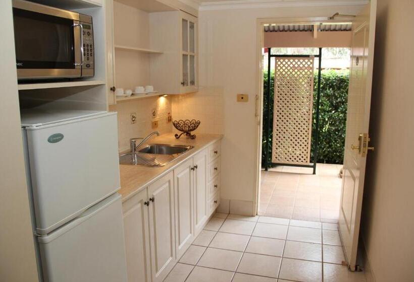 اتاق استاندارد سه تخته با چشمانداز باغ, The Lawson Riverside Suites