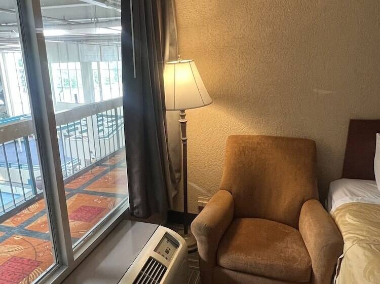 스탠다드 룸 더블 침대 2개, The Lodge Hotel And Banquets