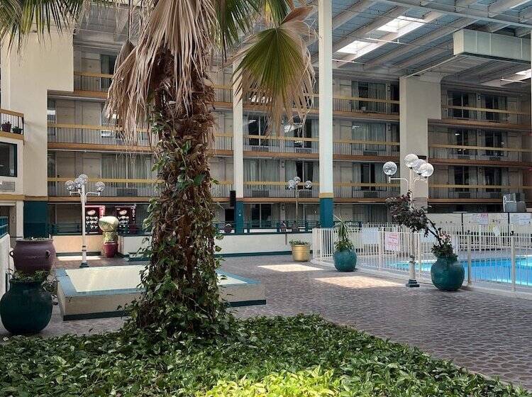 חדר סטנדרט שתי מיטות זוגיות, The Lodge Hotel And Banquets