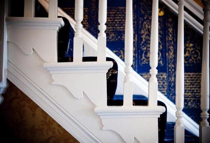 Номер Стандарт, Tower House Executive Guest House