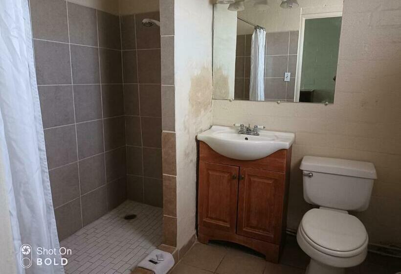 标准单人间, Border Motel