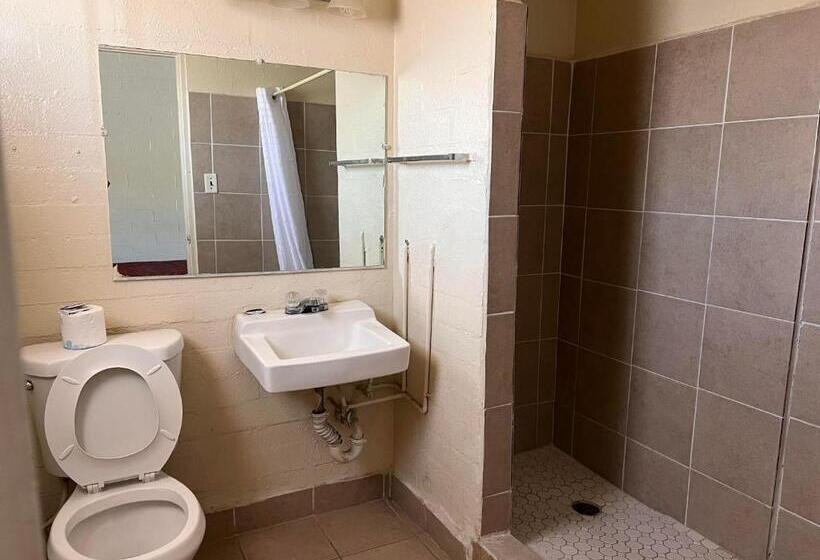 标准单人间, Border Motel